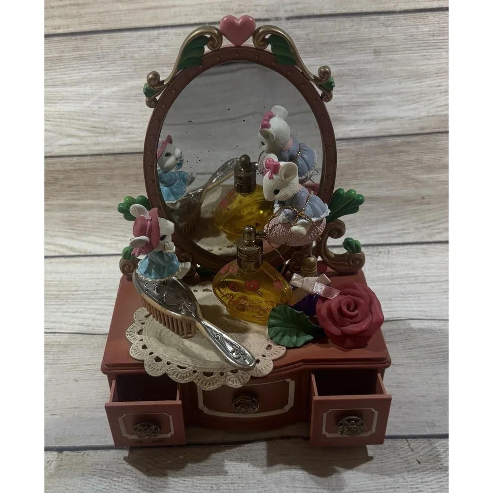 Vintage Lustre Fame Mouse Small World Little Dresser Vanity Music Box SEE VIDEO
